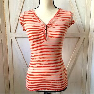 GUESS LA 🌻  V-NECK TOP